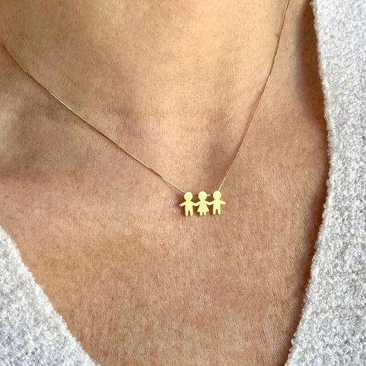 Colar Filhos de Mãozinha Ouro 18k no colo da mae
