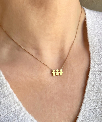 Mulher de 43 anos usando o Colar cmo 3 Filhos de Mãozinha em Ouro 18k 
