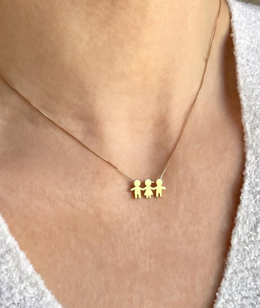 Close no colo da Mulher de 43 anos usando o Colar cmo 3 Filhos de Mãozinha em Ouro 18k 