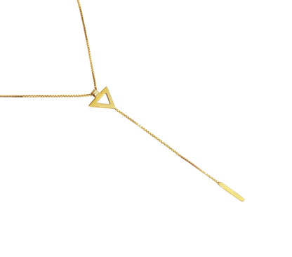 Colar Gravatinha Triângulo Ouro 18k em fundo branco