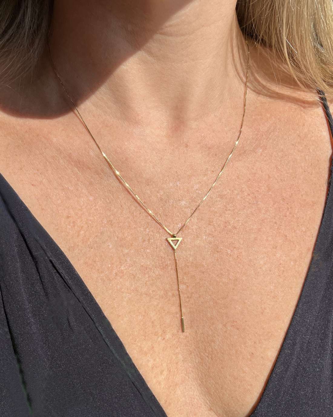 Mulher de 42 anos usando Colar Gravatinha Triângulo Ouro 18k