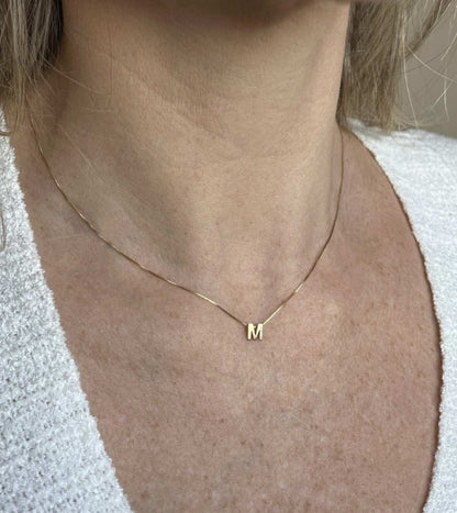 Colar Letra Central Ouro 18k delicado