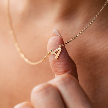 Colar Letra Lateral Ouro 18k