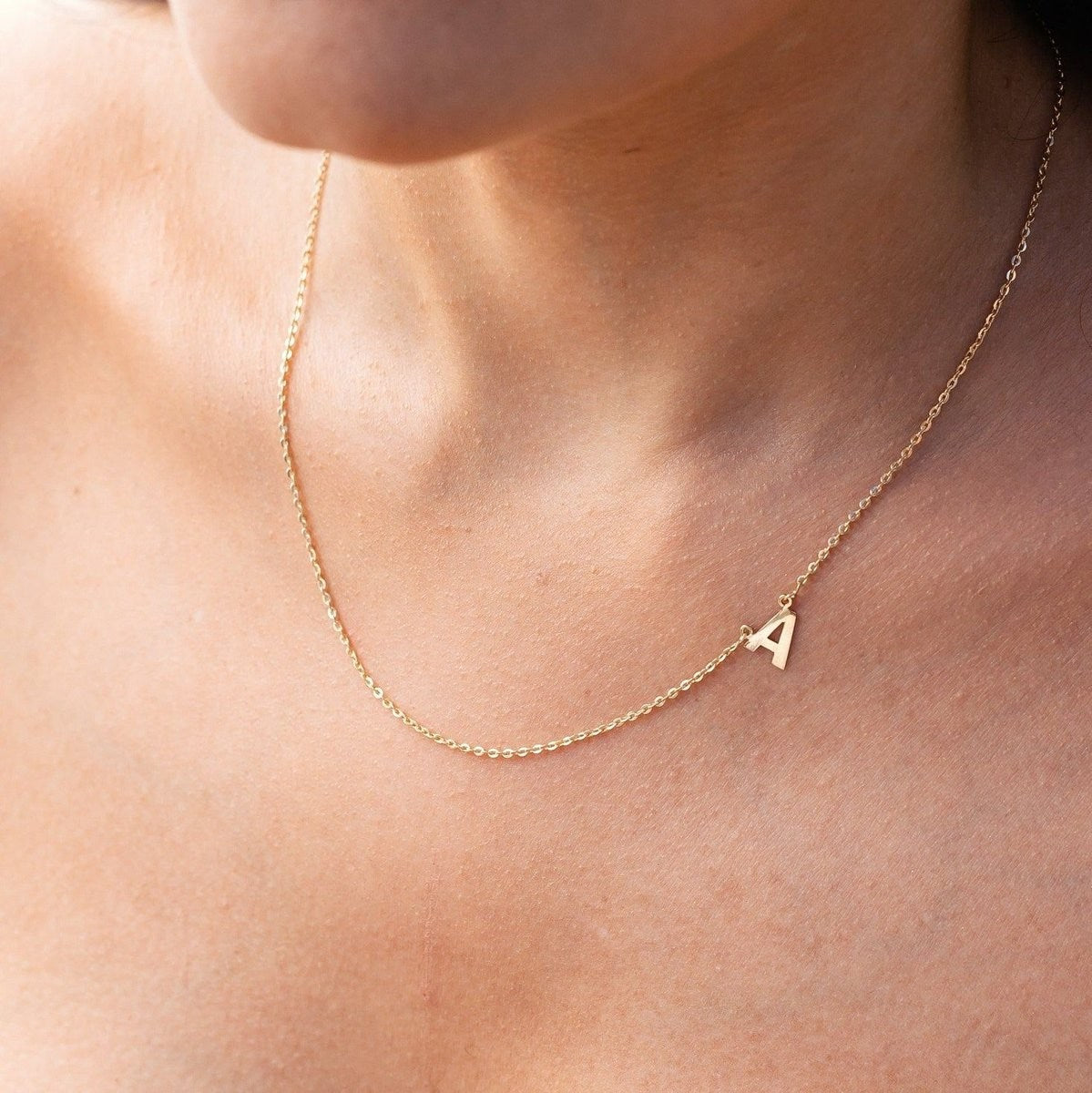 Colar Letra Lateral Ouro 18k