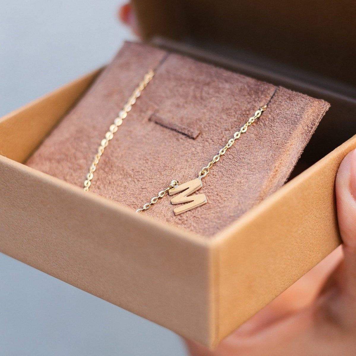 Colar Letra Lateral Ouro 18k