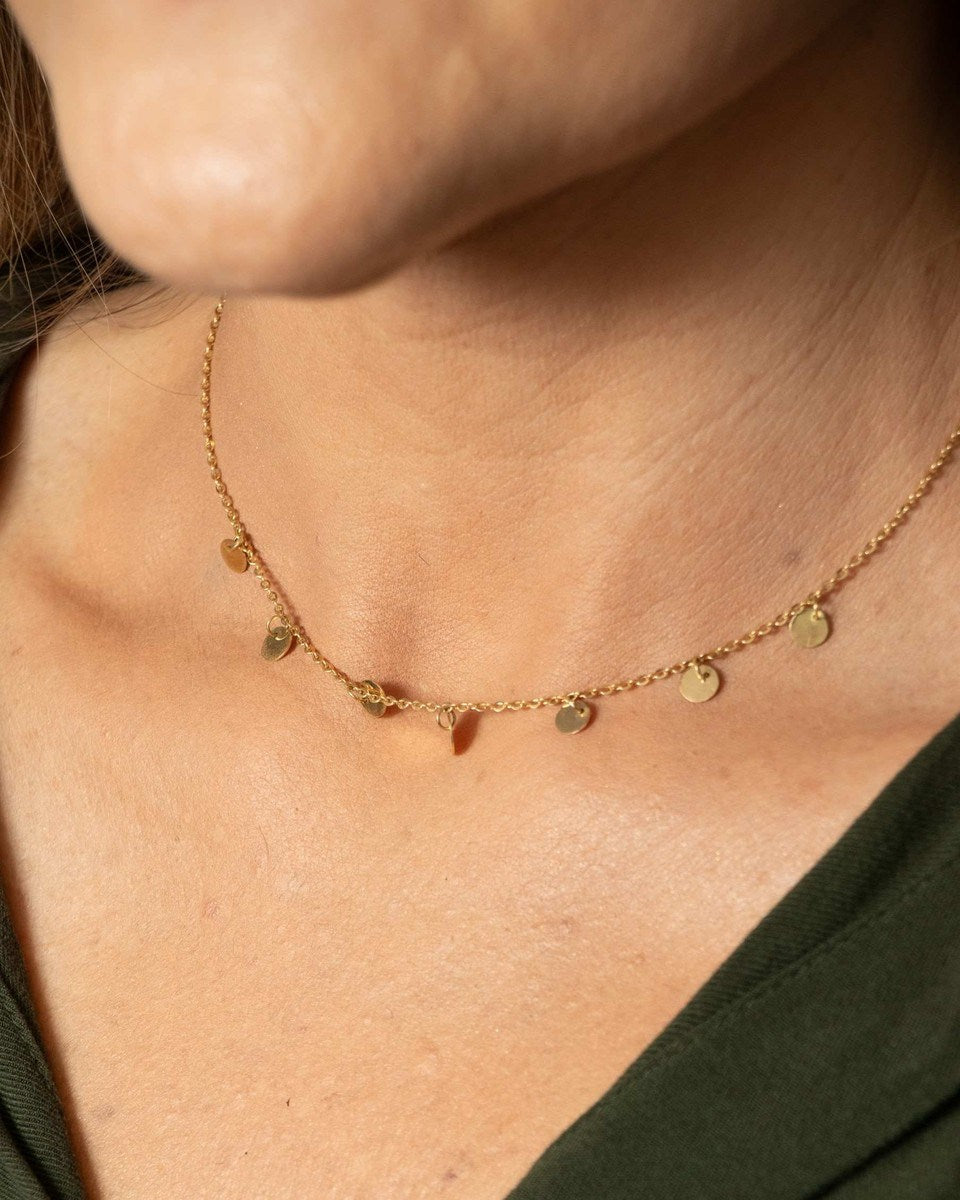 Colar ouro 18k corrente bailarina e medalhas em uso