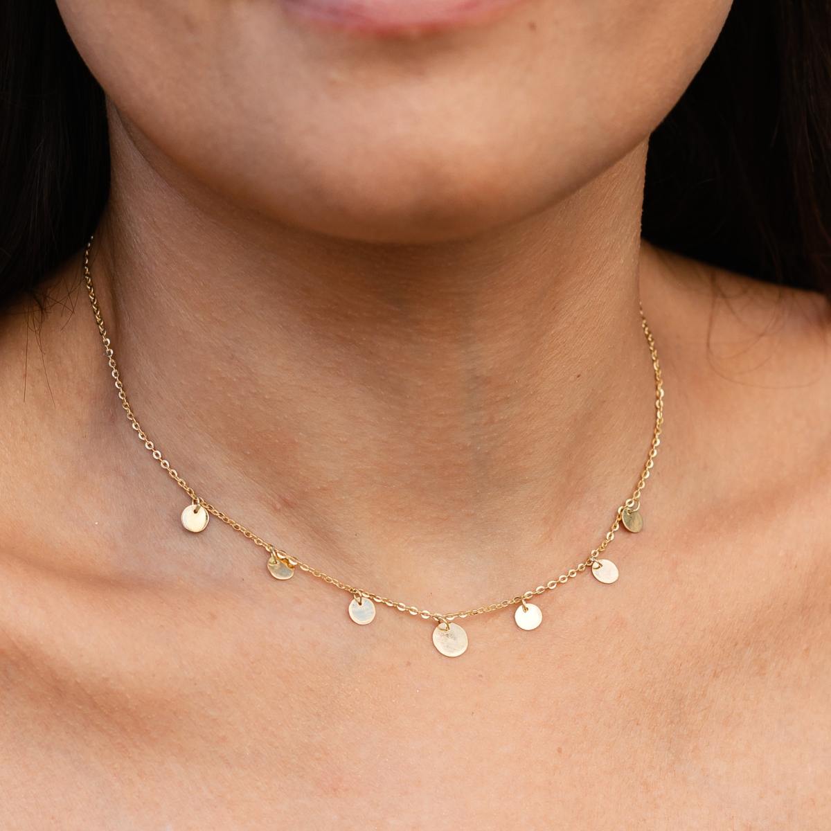 Mulher usando Colar ouro 18k corrente bailarina e medalhas