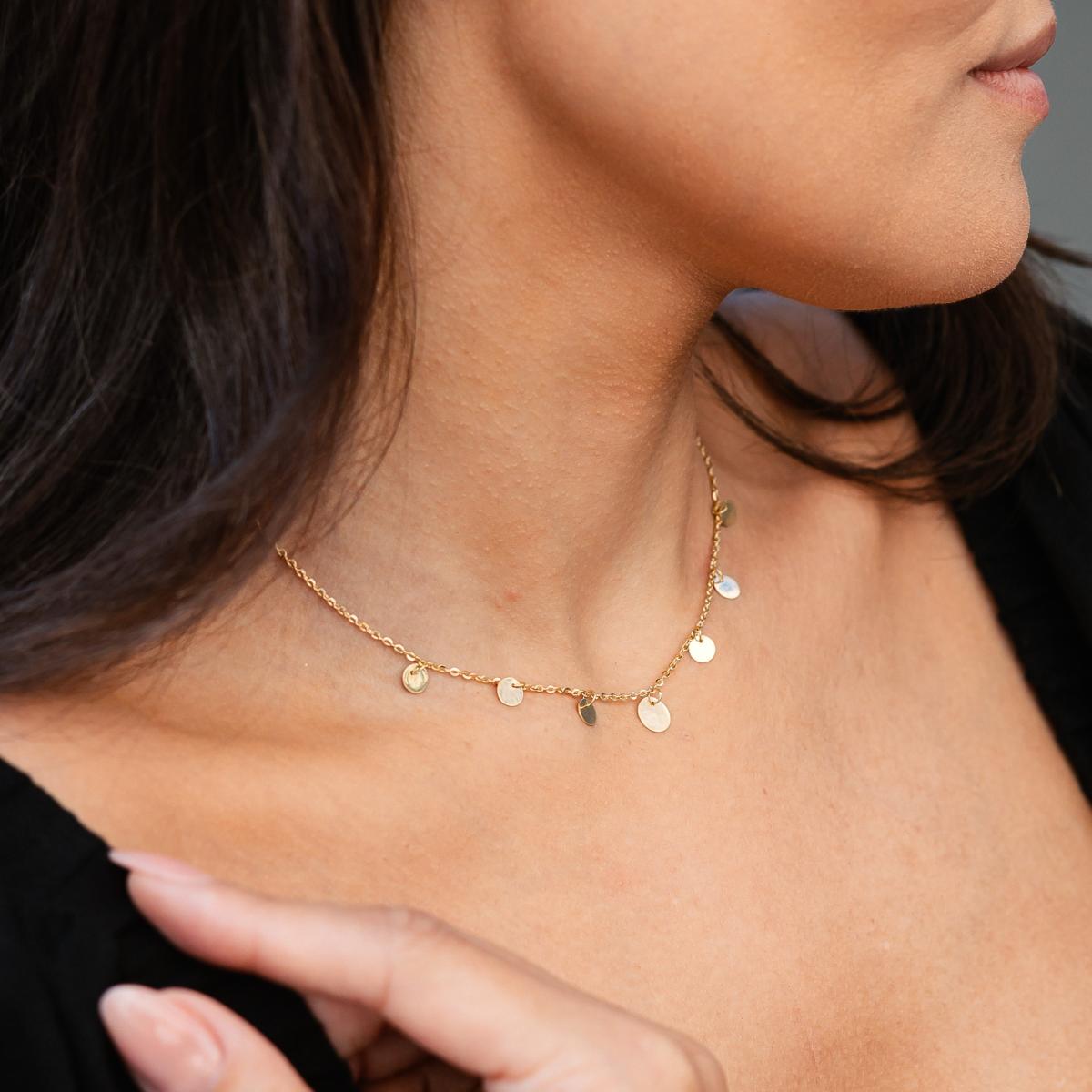 Mulher estilosa usando Colar ouro 18k corrente bailarina e medalhas