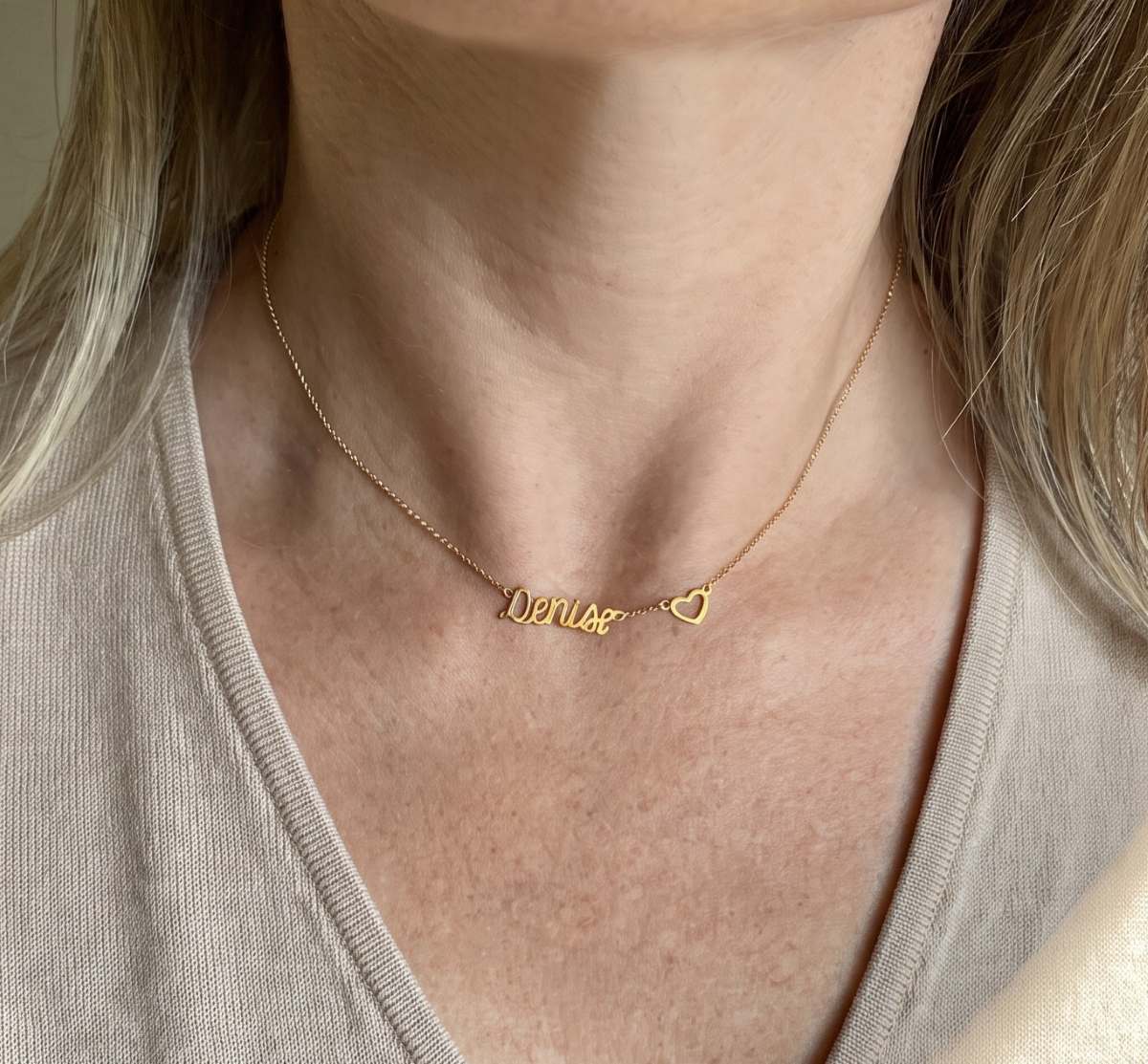 Mulher usando Colar Choker de Nome Denise e Coração vazado em Ouro 18k