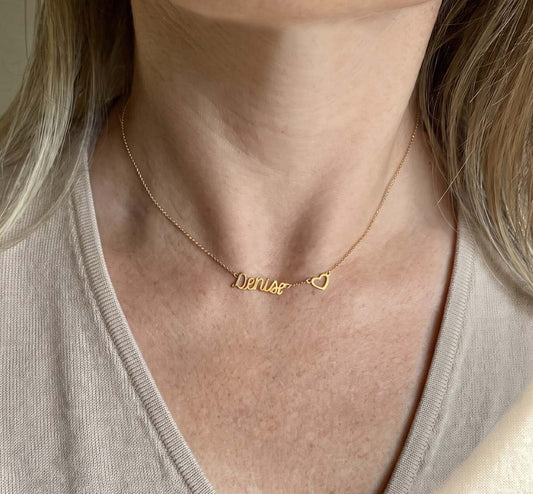 Mulher usando Colar Choker de Nome Denise e Coração vazado em Ouro 18k