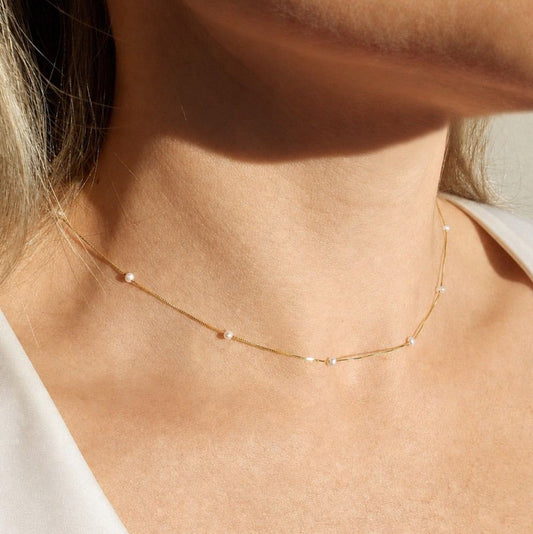 Mulher usando Colar Pérolas naturais 2mm em Ouro 18k 