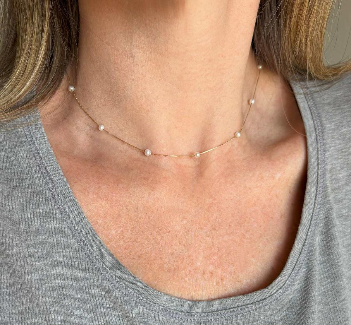 colar perolas naturais ouro 18k no pescoço feminino