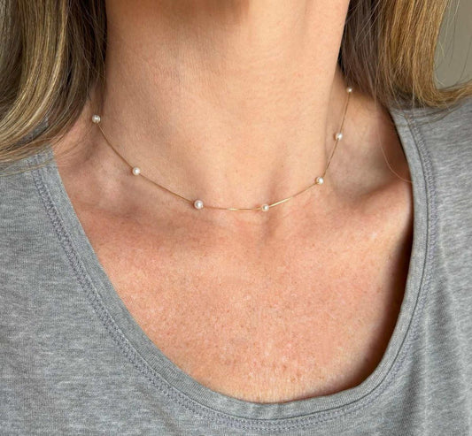 colar perolas naturais ouro 18k no pescoço feminino