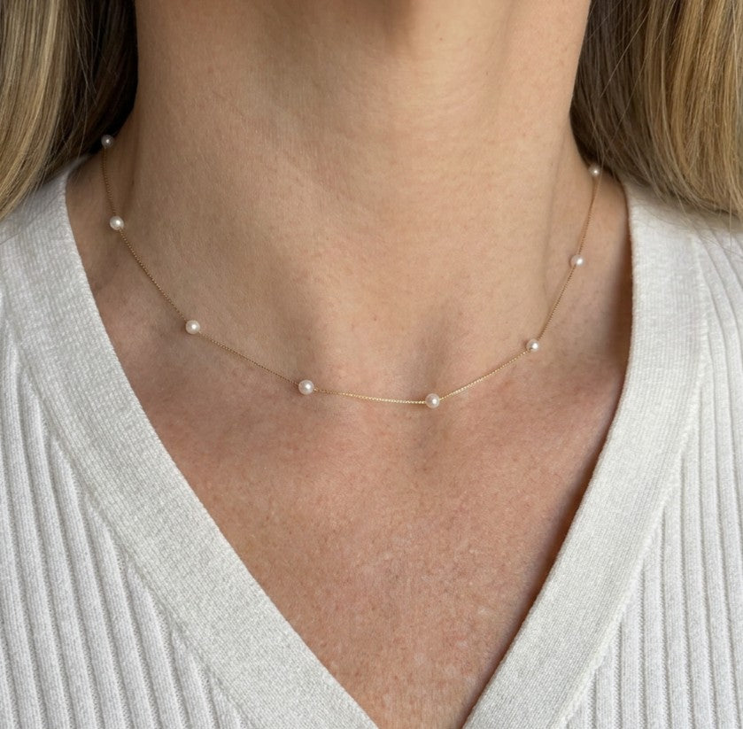 colar perolas naturais ouro 18k no pescoço feminino