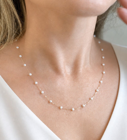 Mulher de blusa azul usando Colar de 50cm com Pérolas 3mm Ouro 18k