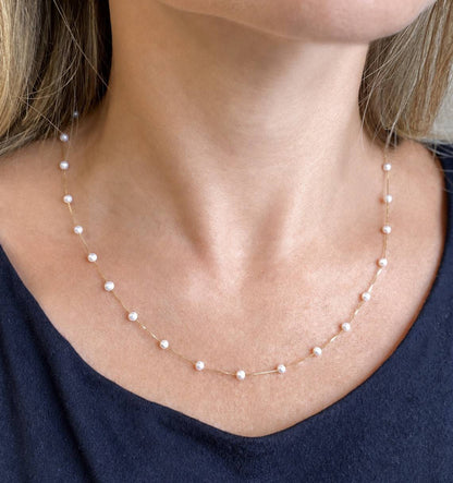 Mulher de blusa azul usando Colar de 50cm com Pérolas 2,5mm Ouro 18k
