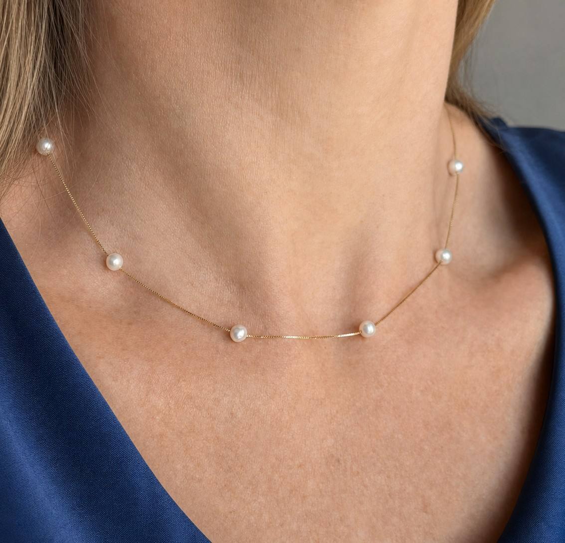 Mulher  com blusa azul usando Colar Pérolas naturais de 4mm em Ouro 18k