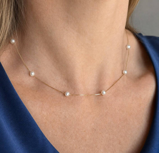 Mulher  com blusa azul usando Colar Pérolas naturais de 4mm em Ouro 18k