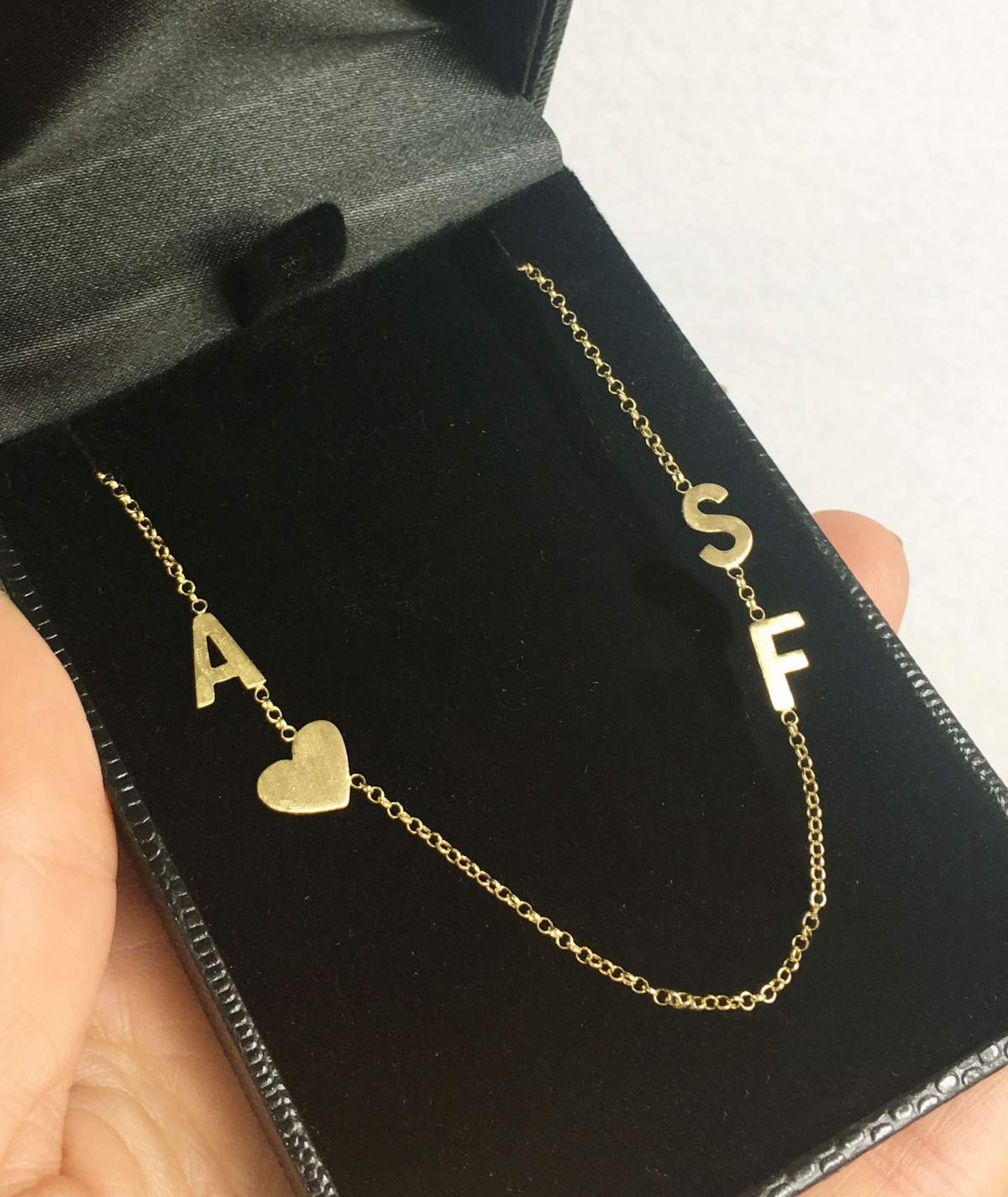  Colar em ouro 18k Personalizado com 3 iniciais e um coração no estojo de joia preto Marilia Chiele Joias