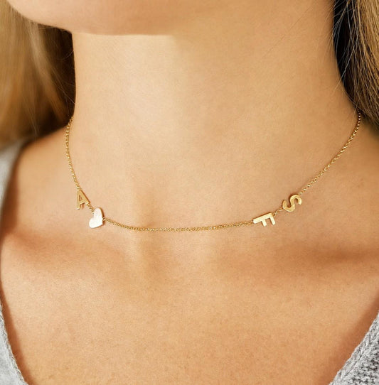 Mulher de 43 anos usando um Colar em ouro 18k Personalizado com 3 iniciais e um coração 