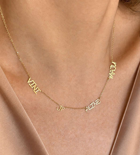 Mulher de 43 anos usando Colar com 4 Nomes Personalizados em Ouro 18k