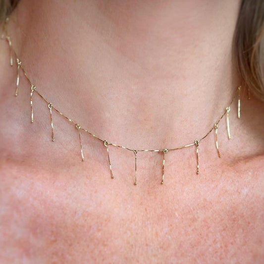 Close no colo da mulher usando Colar Pingentes Correntes Ouro 18k
