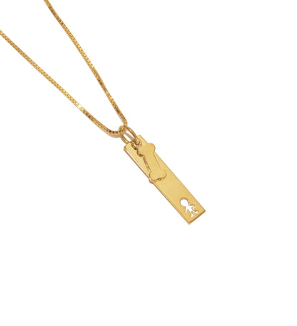 Colar Placa Menino Osso Ouro 18k em fundo branco