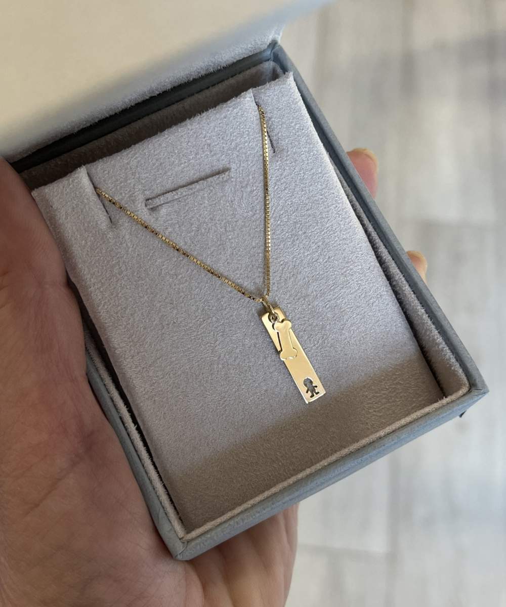 Colar Placa Menino Osso Ouro 18k no estojo para presente de joia