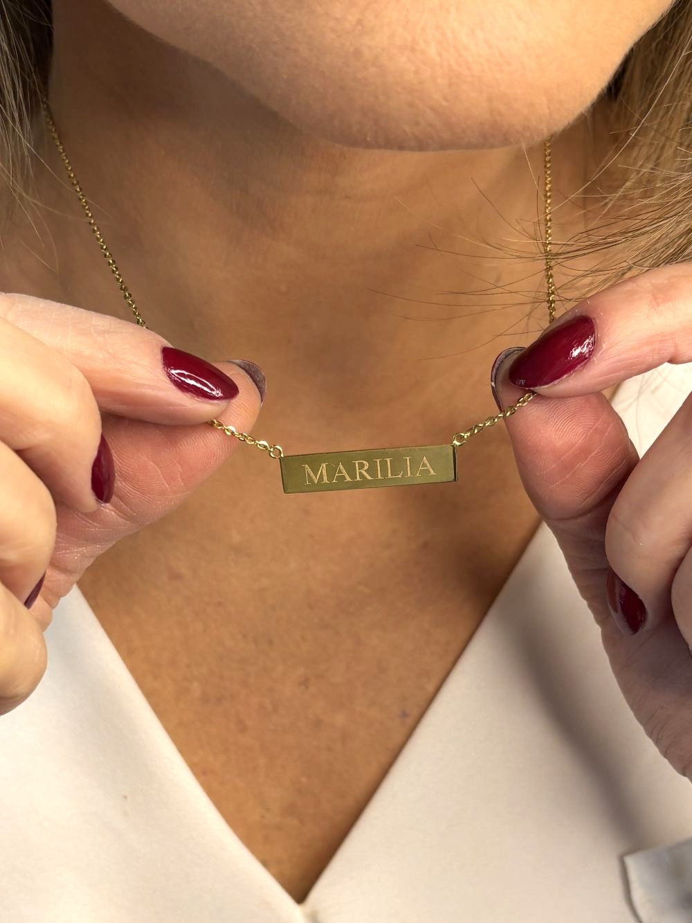 Detalhe colar placa nome ouro 18k gravado a laser e corrente fina