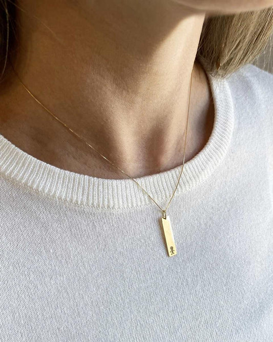 Colar Placa Vertical Menino Ouro 18k em uso
