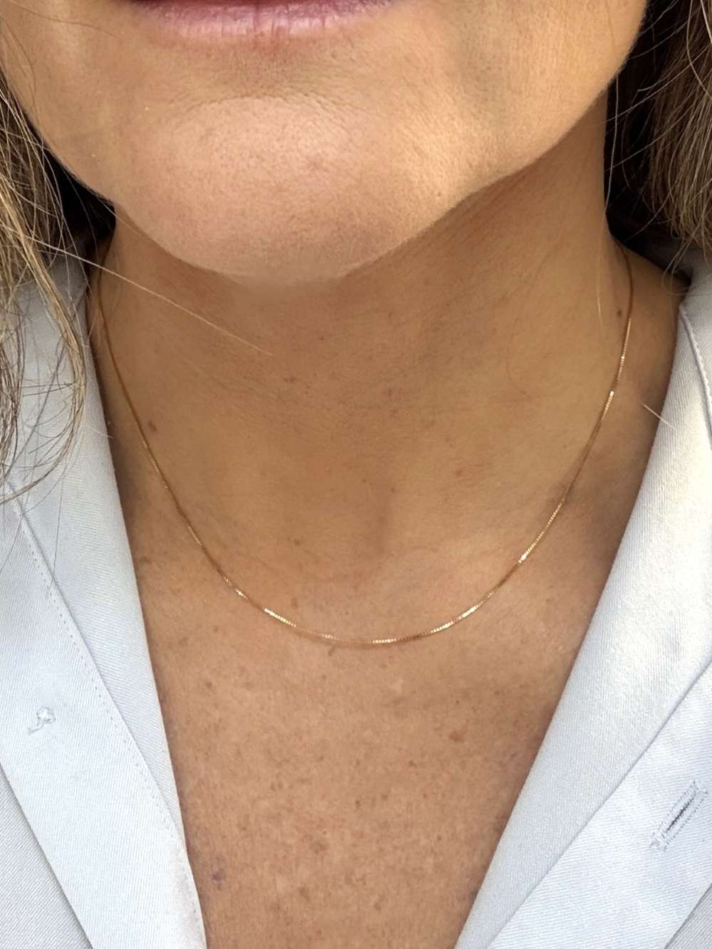 Mulher de 40 anos usando corrente veneziana 0,6mm em ouro 18k