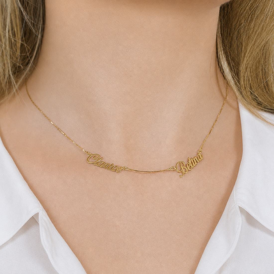 Mulher usando Colar com 2 nomes na corrente veneziana em ouro 18k