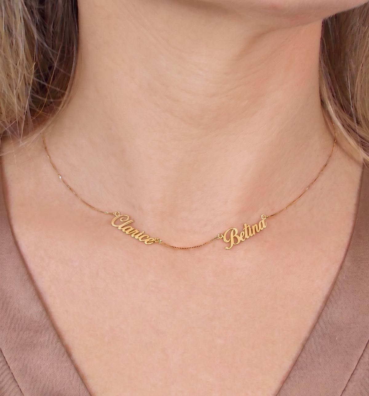 Mulher usando Colar Veneziana 2 Nomes Ouro 18k
