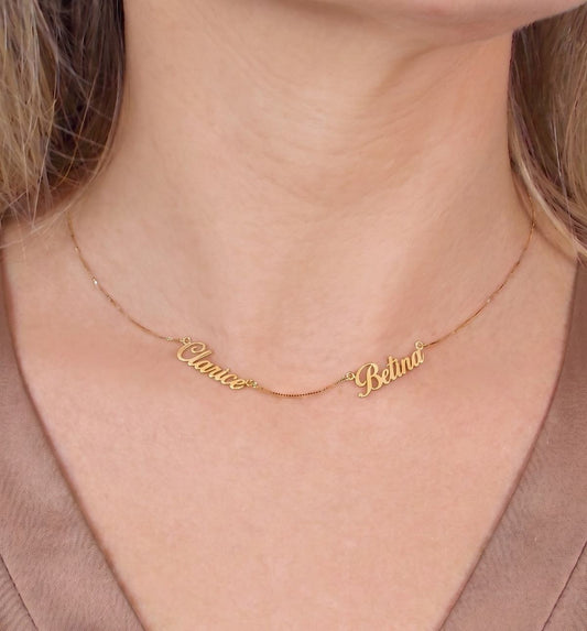 Mulher usando Colar Veneziana 2 Nomes Ouro 18k