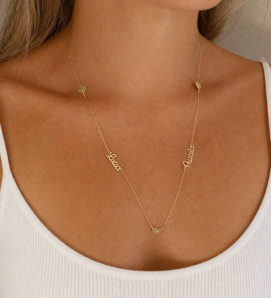 Mulher de 44 anos com regata branca usando um Colar de ouro 18k personalizado com 2 nomes e 3 corações 