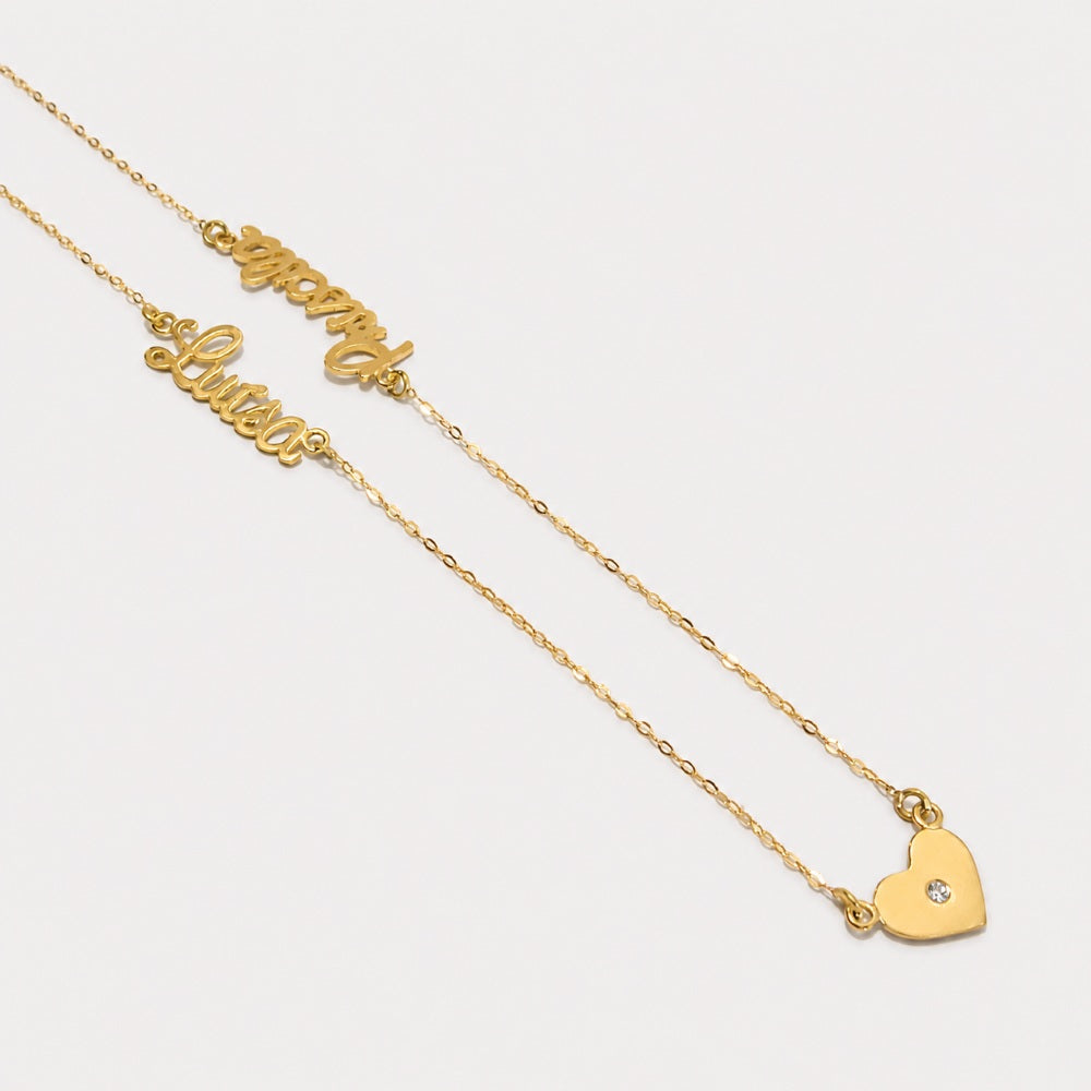 Colar de ouro com 2 nomes e 3 corações em fundo still