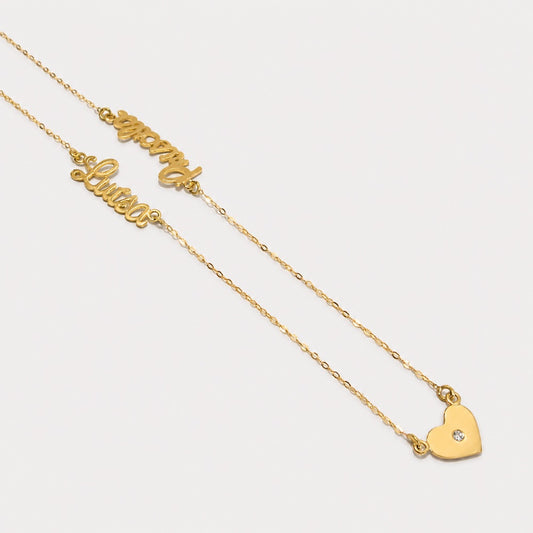 Colar de ouro com 2 nomes e 3 corações em fundo still
