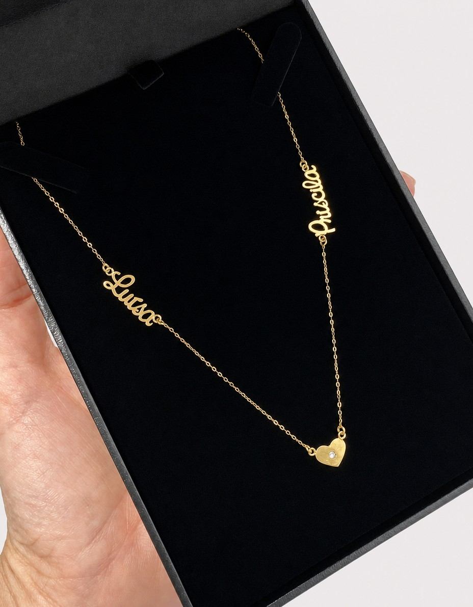 Colar de ouro com 2 nomes e 3 corações no estojo de joia