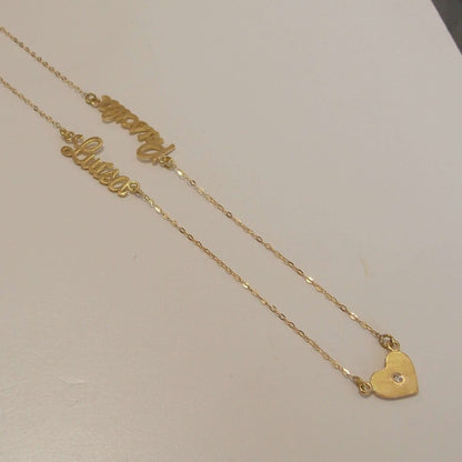 Colar de ouro com 2 nomes e 3 corações em fundo still