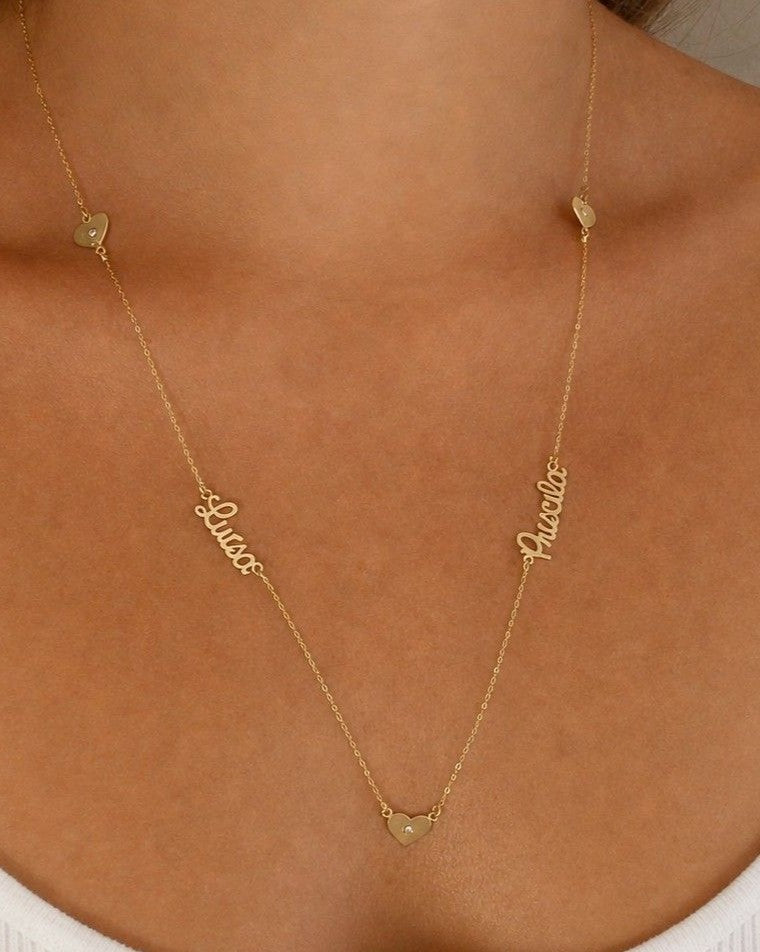 Mulher de 43 anos usando um Colar de ouro 18k personalizado com 2 nomes e 3 corações 