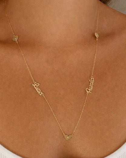 Mulher de 43 anos usando um Colar de ouro 18k personalizado com 2 nomes e 3 corações 
