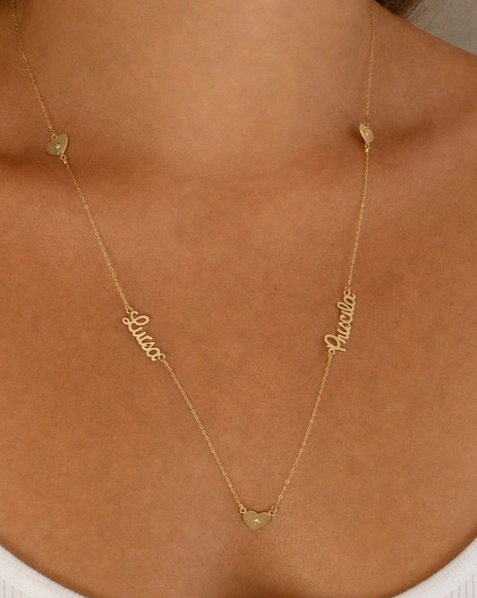 Mulher de 43 anos usando um Colar de ouro 18k personalizado com 2 nomes e 3 corações 