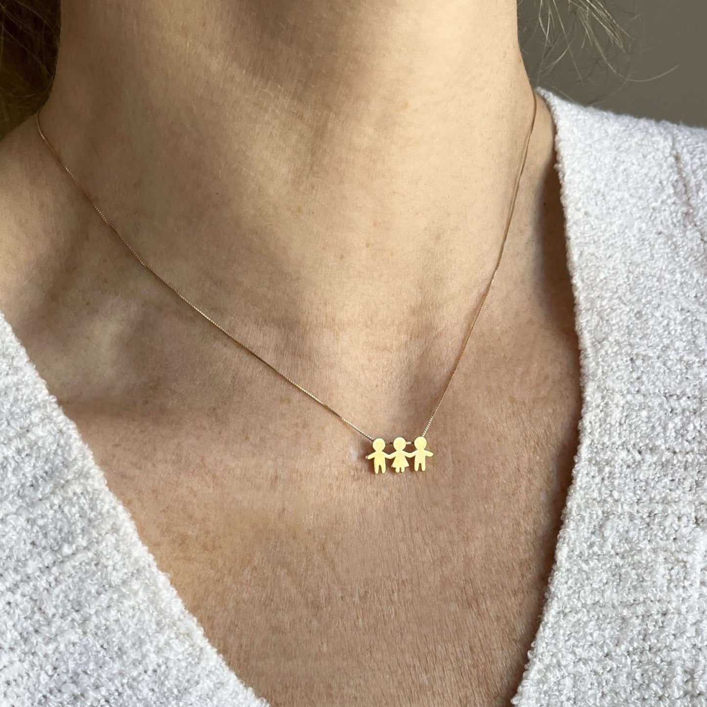 Colar Filhos de Mãozinha Ouro 18k no pescoço