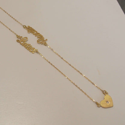 Colar de ouro com 2 nomes e 3 corações em fundo still