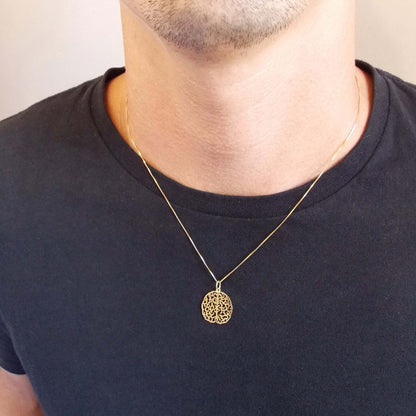 Colar cerebro ouro 18k no pescoço masculino