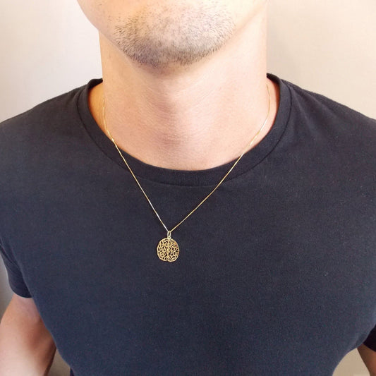 Colar cerebro Ouro 18k em uso