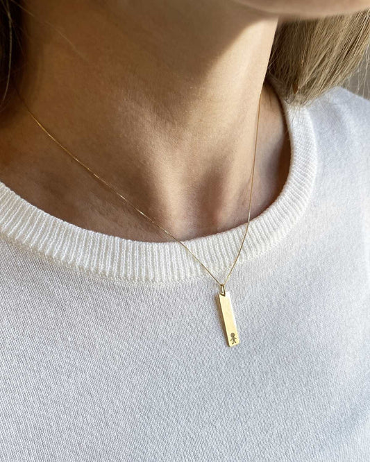 Colar Placa Vertical Menino Ouro 18k em uso