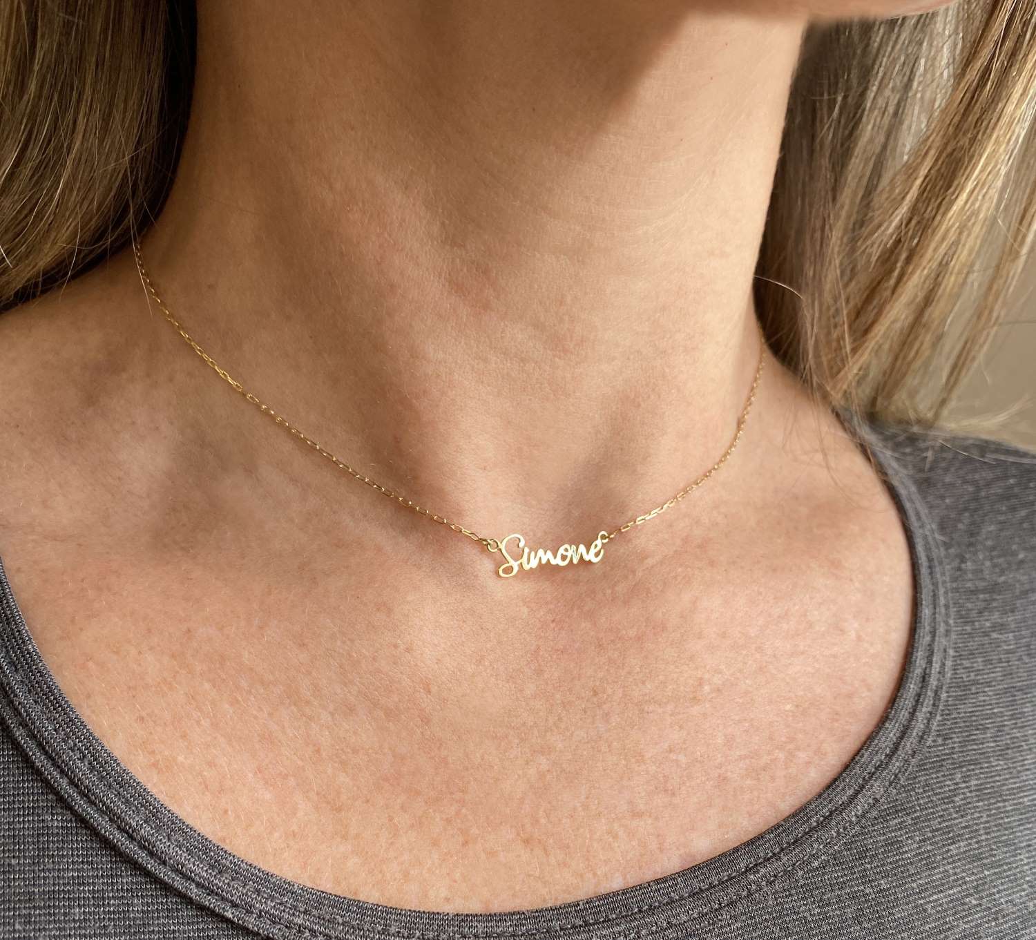 colar de ouro corrente cartier com nome personalizado no pescoço feminino