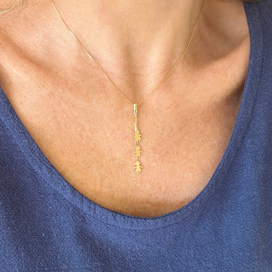 colar 3 filhos familia ouro 18k no pescoço