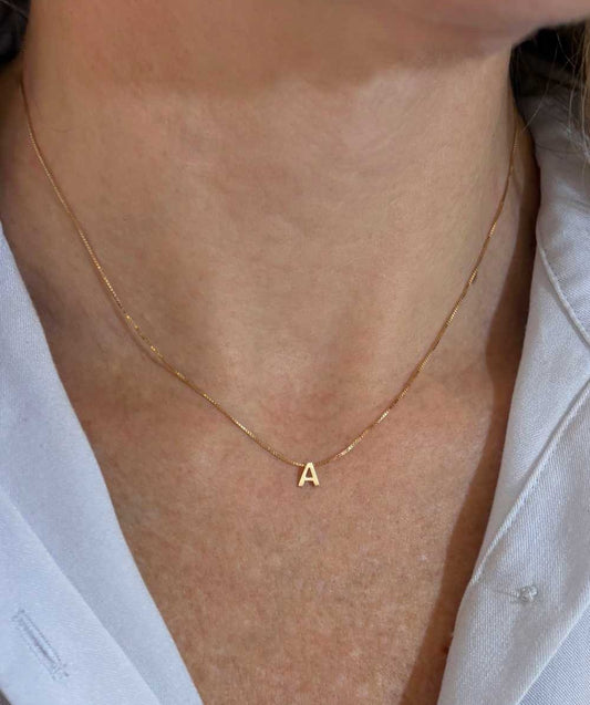 Colar Letra Central Ouro 18k em uso